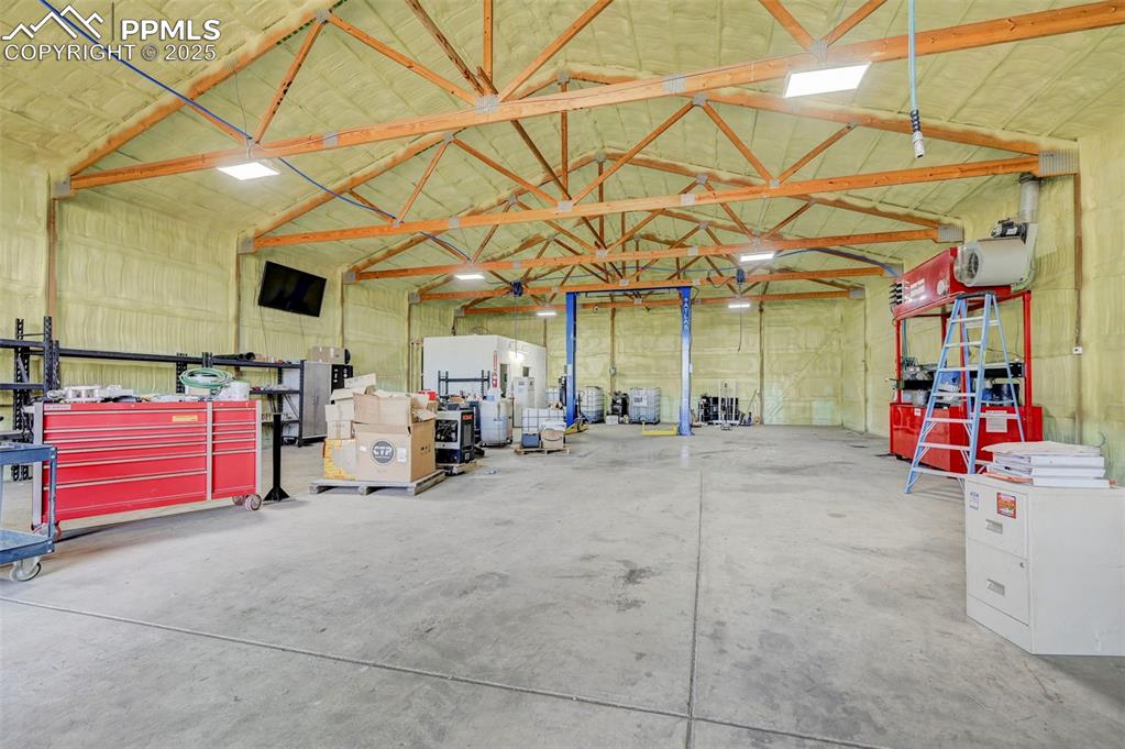 Image 13 of 42: Garage