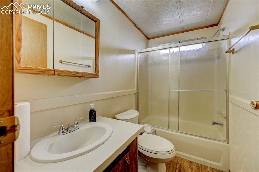 Image 19 of 42: Bathroom