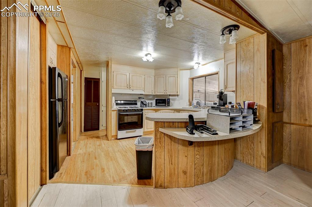 Image 21 of 42: Kitchen