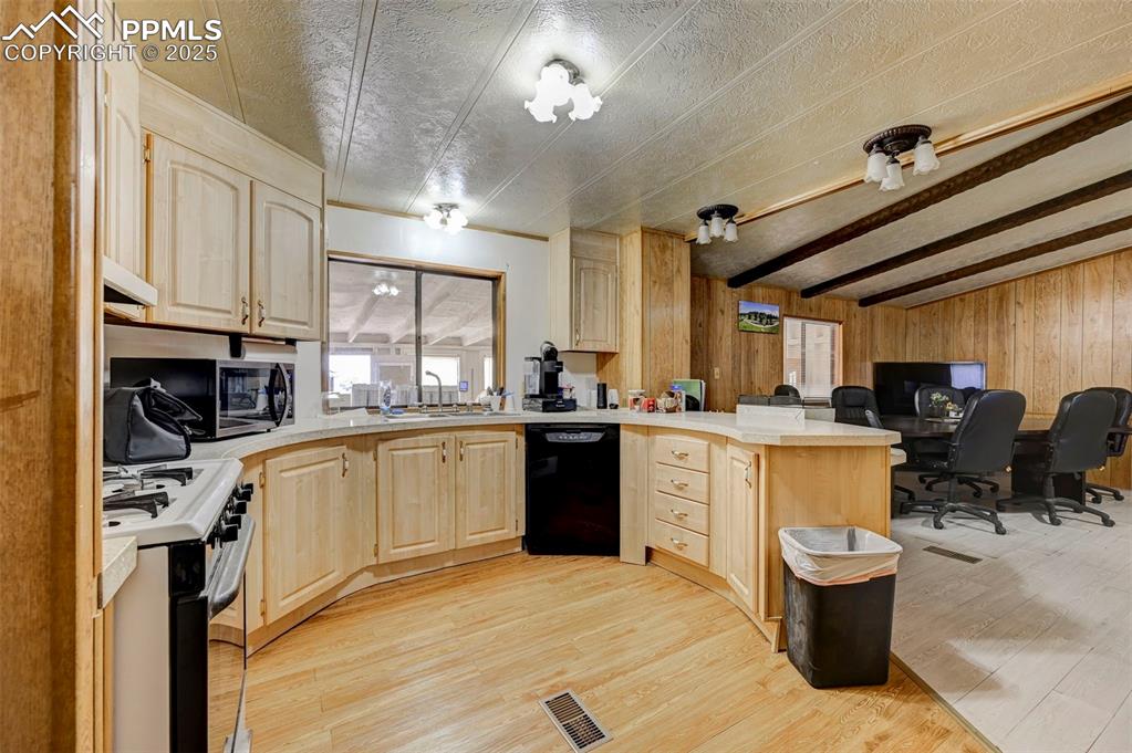 Image 22 of 42: Kitchen