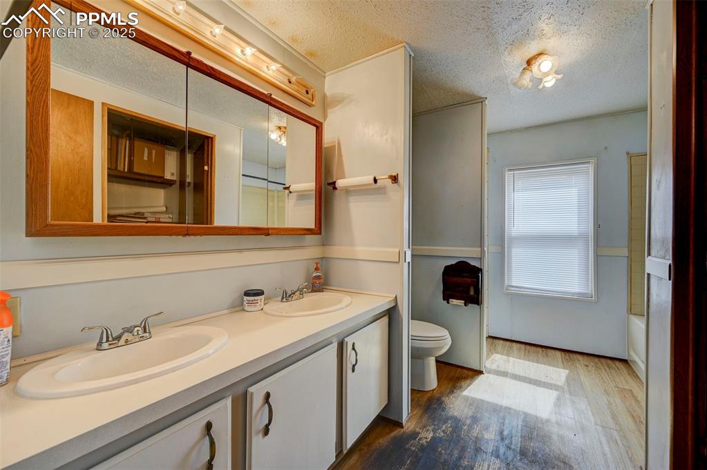 Image 25 of 42: Bathroom
