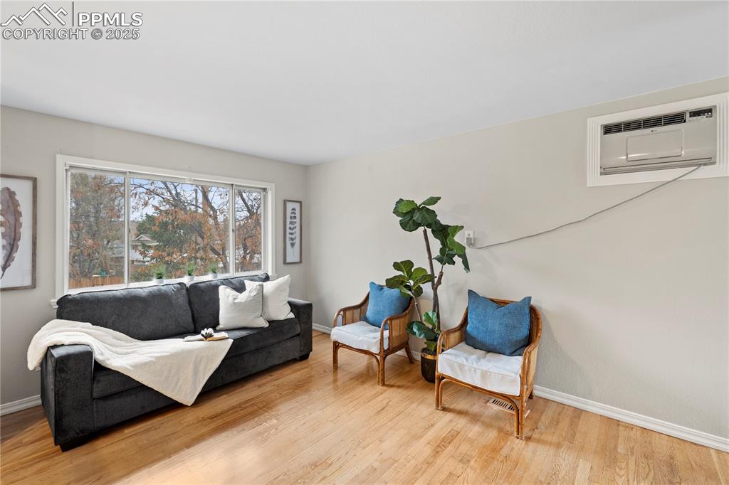 Image 6 of 30: Sitting Room
