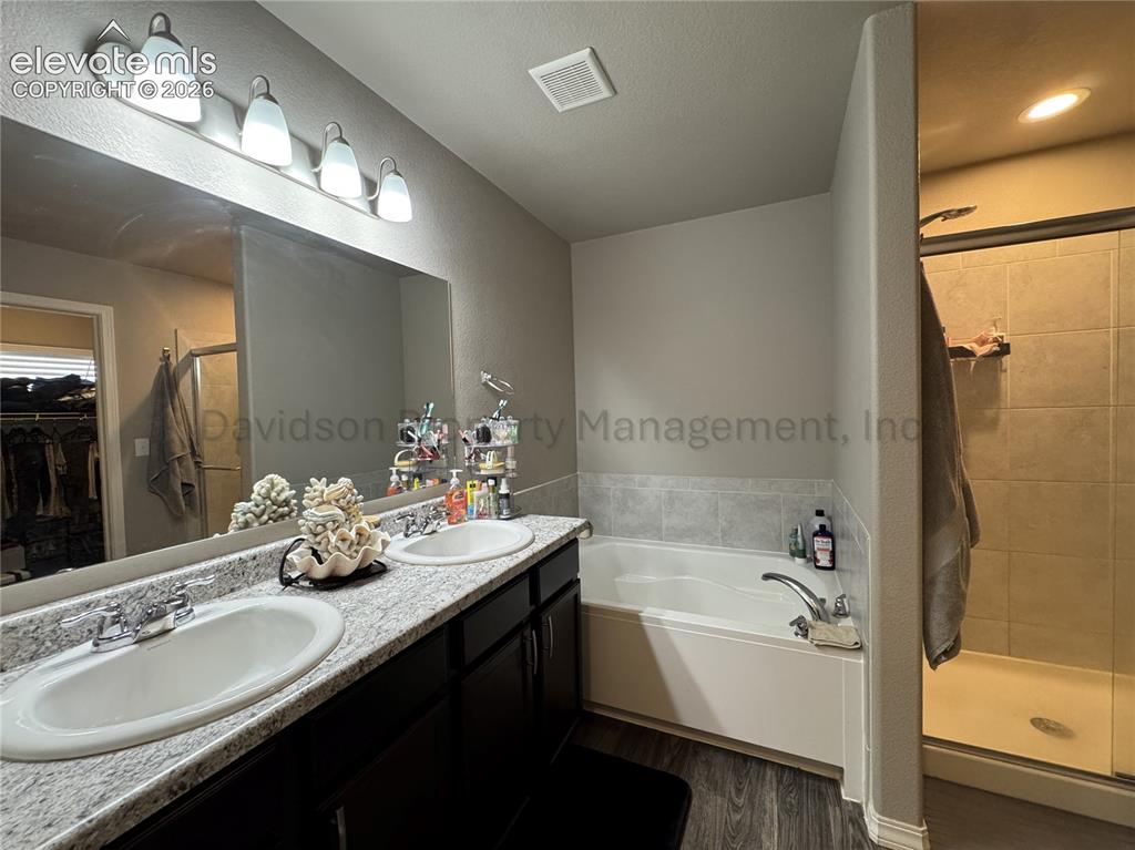 Image 12 of 17: Bathroom