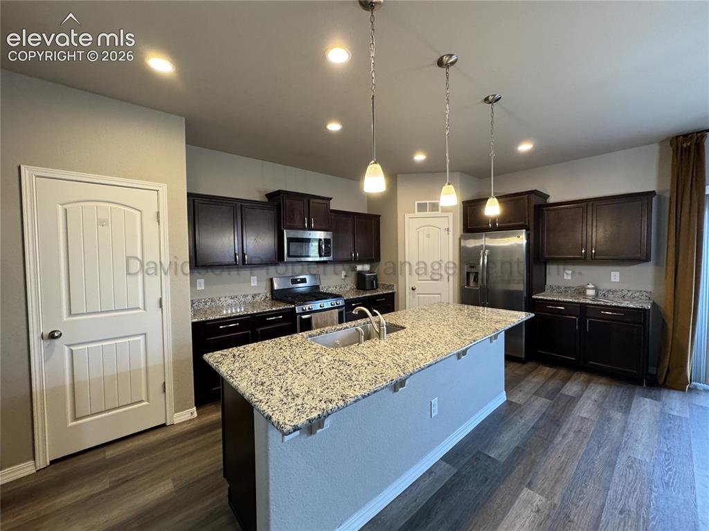 Image 7 of 17: Kitchen