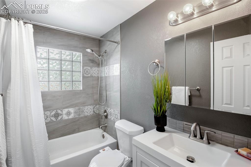 Image 10 of 23: Bathroom