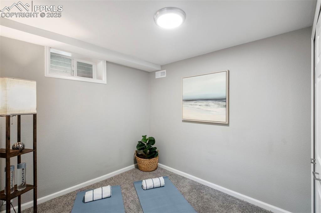 Image 15 of 23: Bedroom/Flex Room