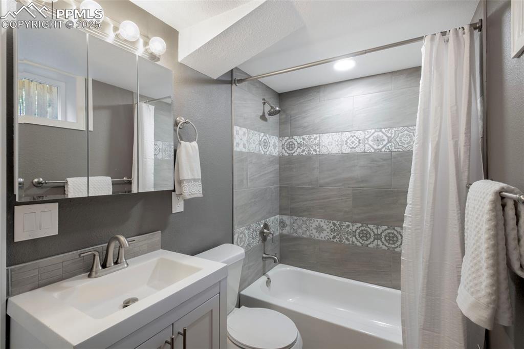 Image 16 of 23: Bathroom