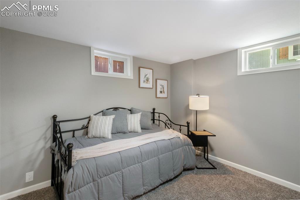 Image 17 of 23: Bedroom