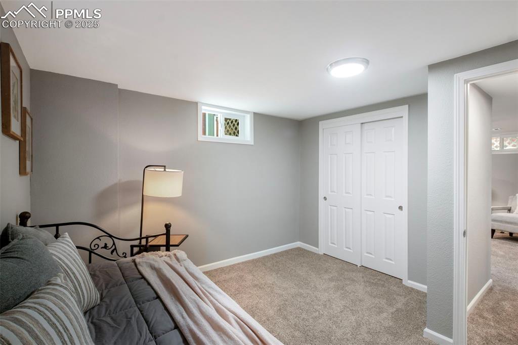 Image 18 of 23: Bedroom