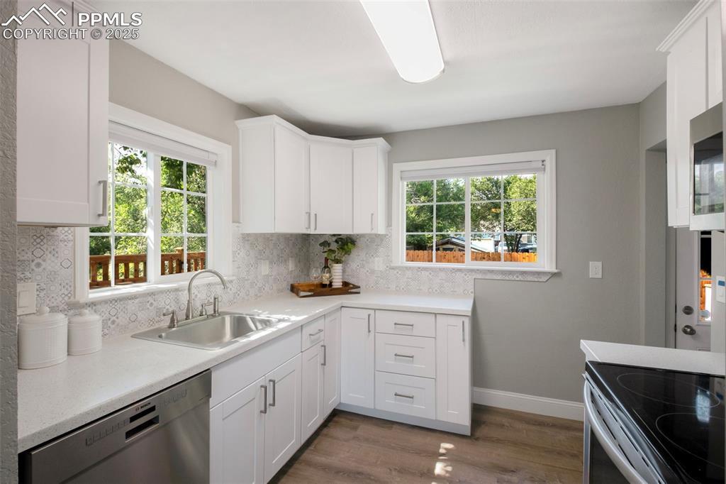 Image 4 of 23: Kitchen