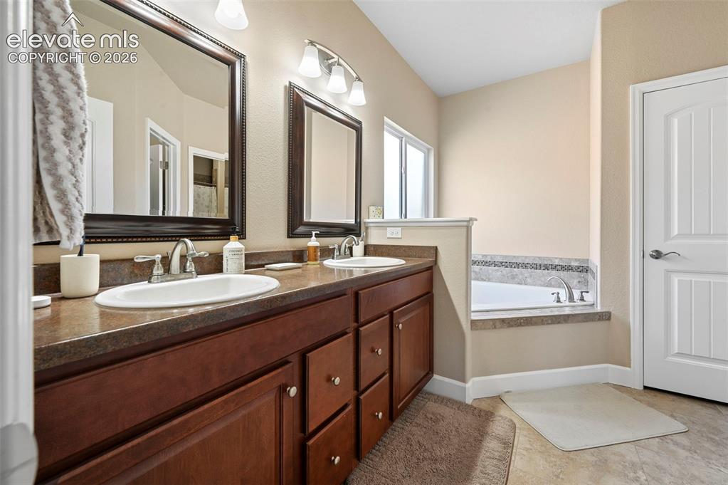 Image 14 of 30: Bathroom