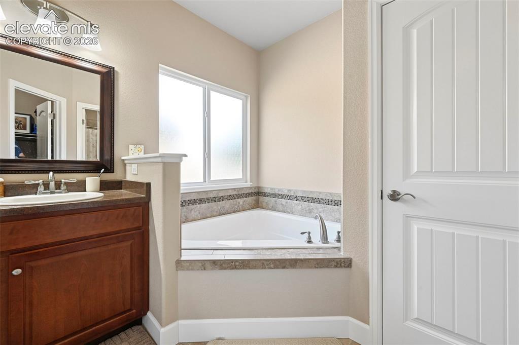 Image 15 of 30: Bathroom