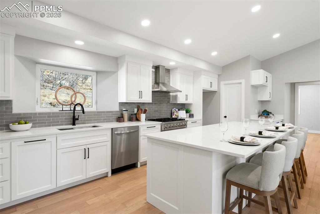 Image 18 of 50: Kitchen