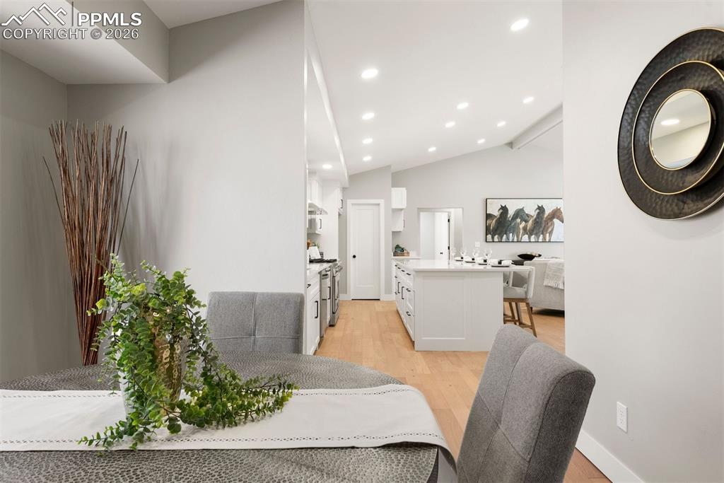 Image 20 of 50: Dining Area