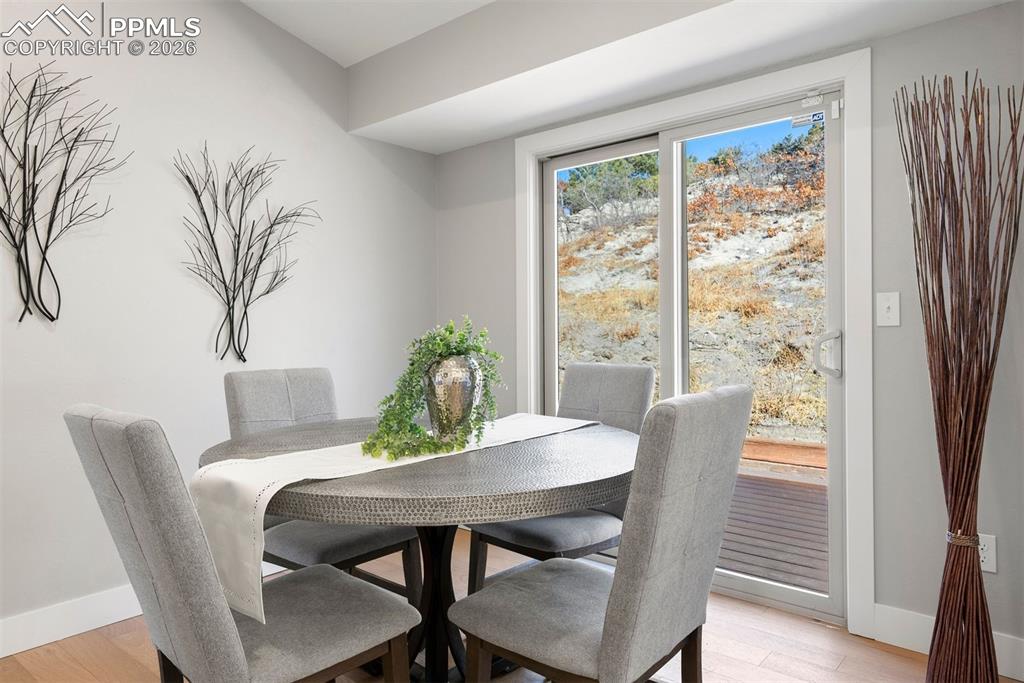 Image 21 of 50: Dining Area