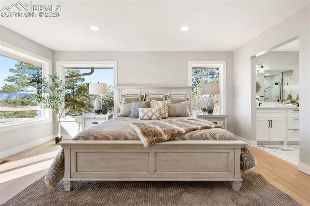 Image 22 of 50: Bedroom