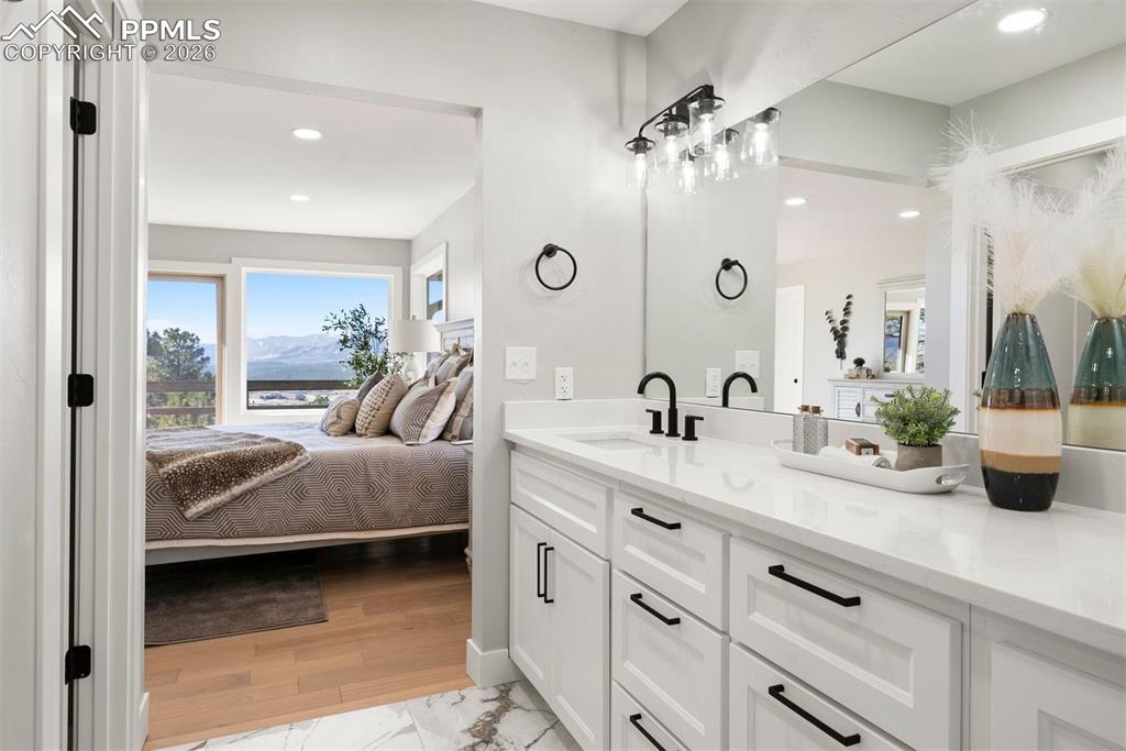 Image 25 of 50: Bathroom