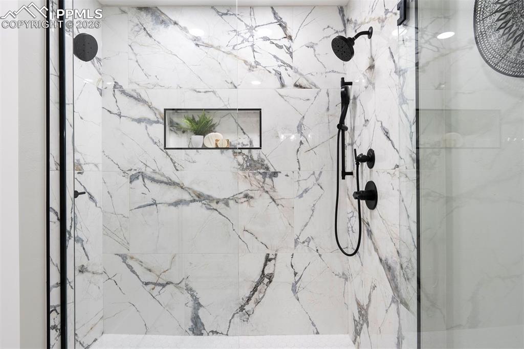 Image 26 of 50: Bathroom