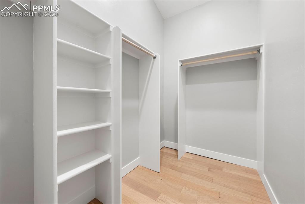 Image 27 of 50: Closet