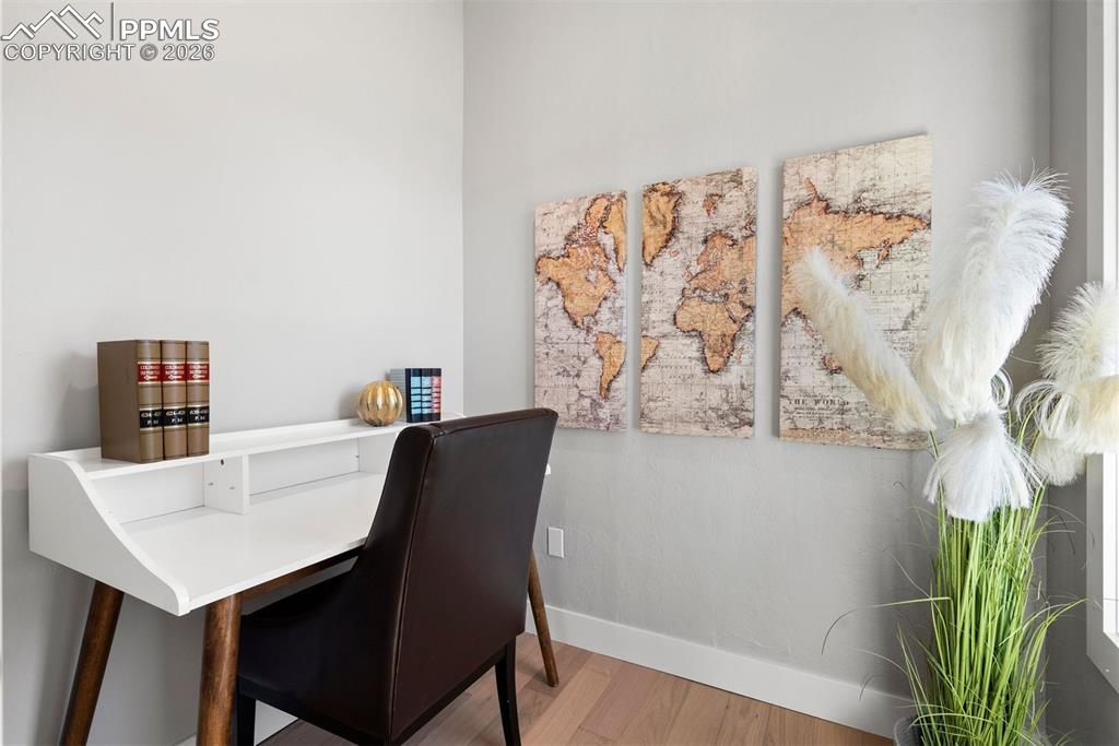 Image 28 of 50: Office