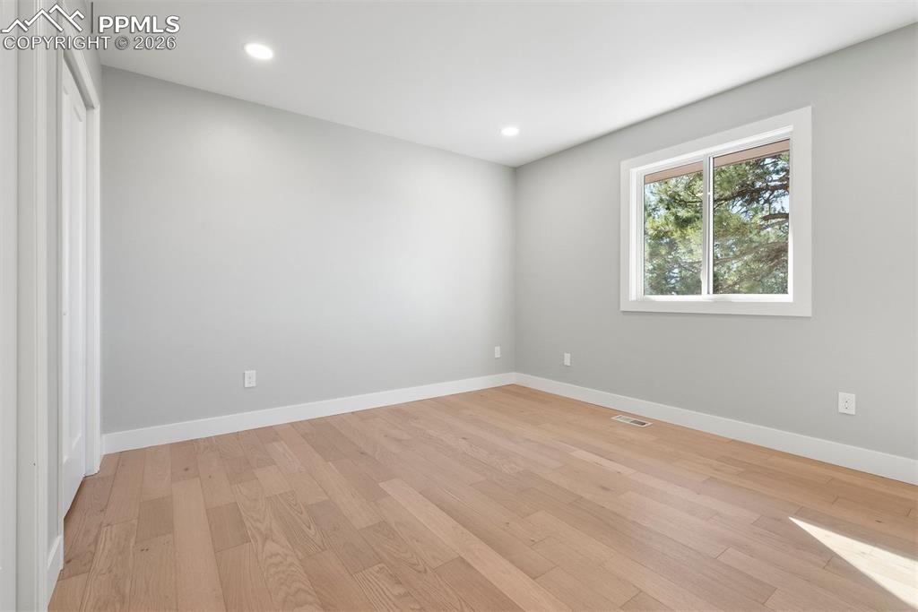 Image 31 of 50: Bedroom