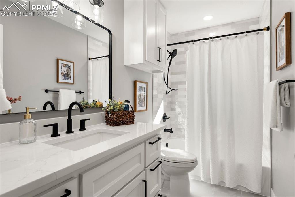 Image 32 of 50: Bathroom