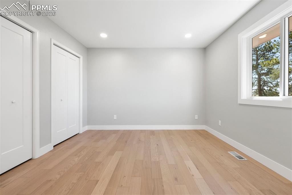 Image 34 of 50: Bedroom