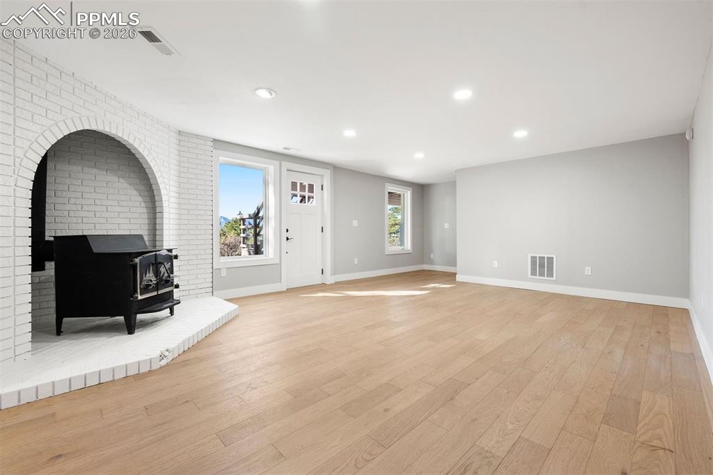 Image 35 of 50: Living Room