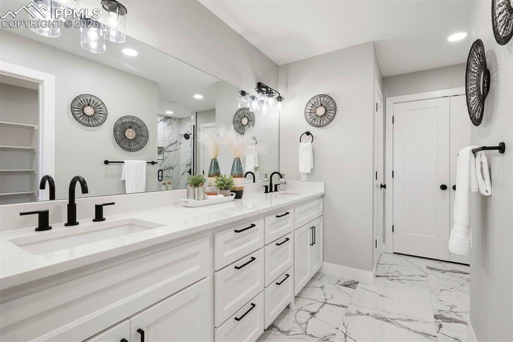 Image 4 of 50: Bathroom