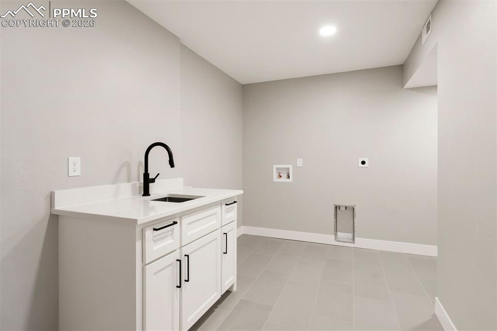 Image 42 of 50: Laundry