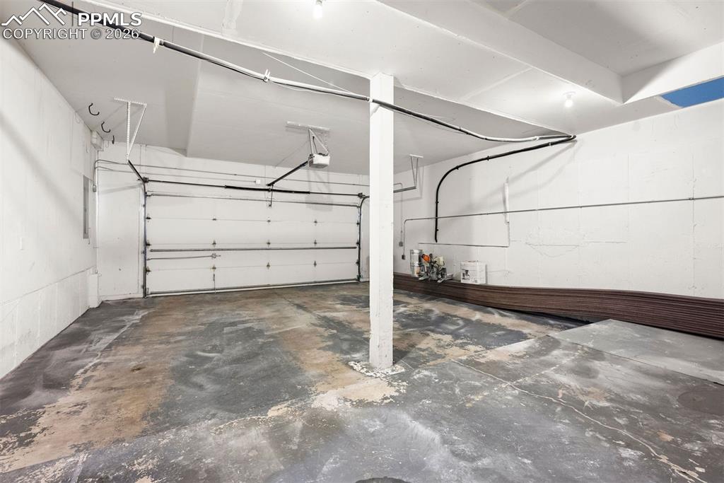 Image 44 of 50: Garage