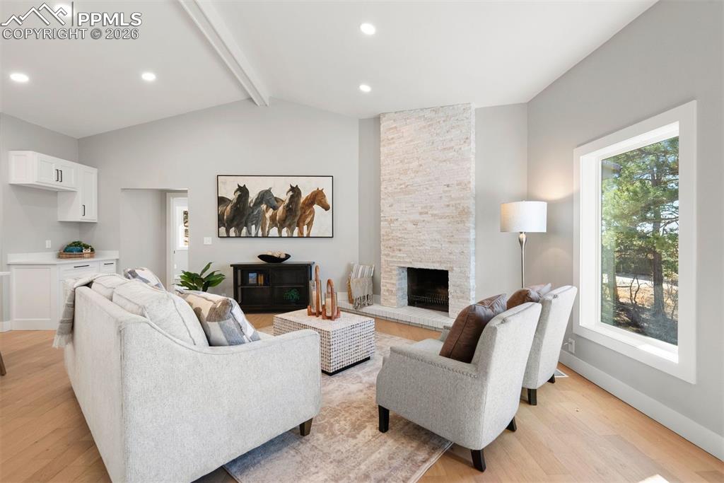 Image 6 of 50: Living Room