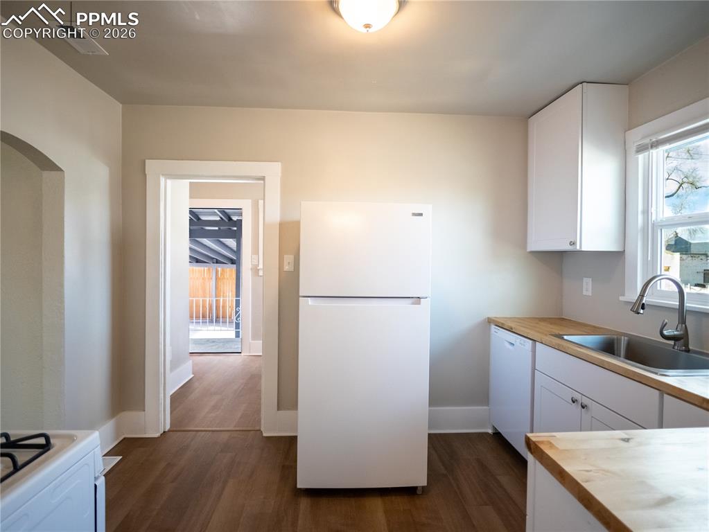 Image 10 of 34: Kitchen