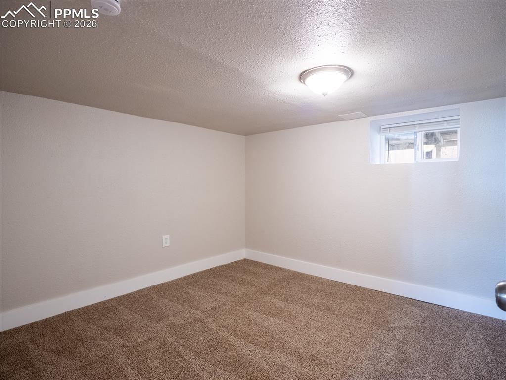 Image 21 of 34: Bedroom