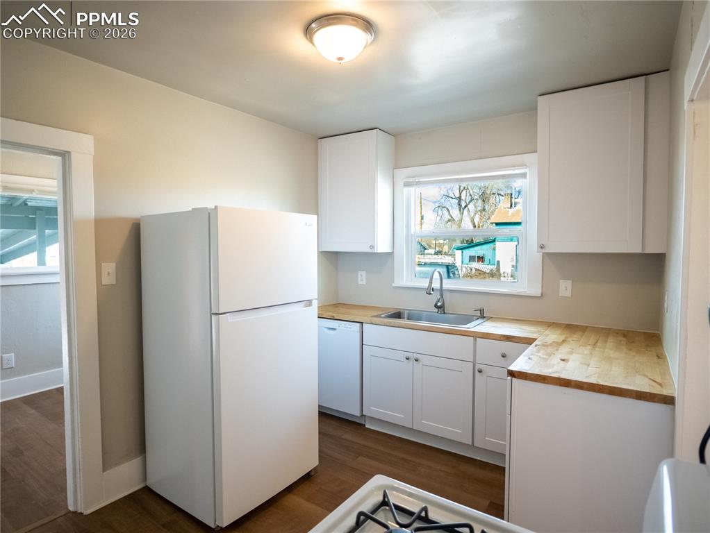 Image 9 of 34: Kitchen