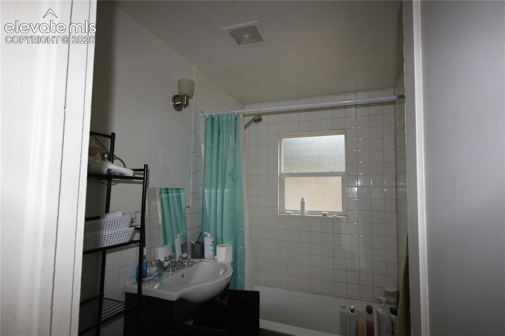 Image 15 of 26: Bathroom