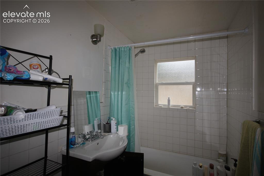 Image 16 of 26: Bathroom