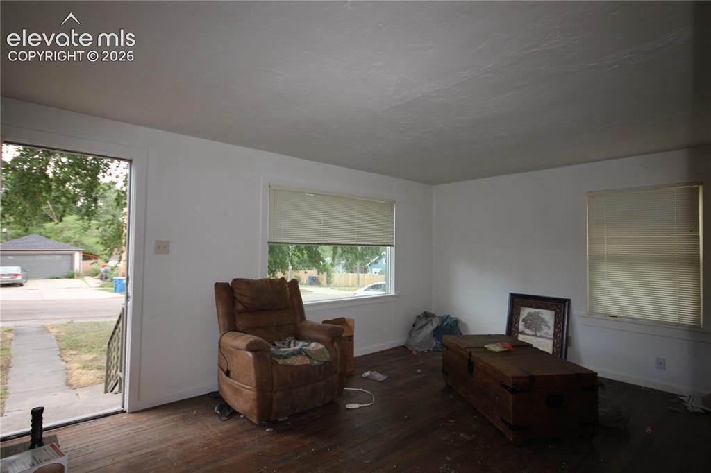 Image 17 of 26: Living Room
