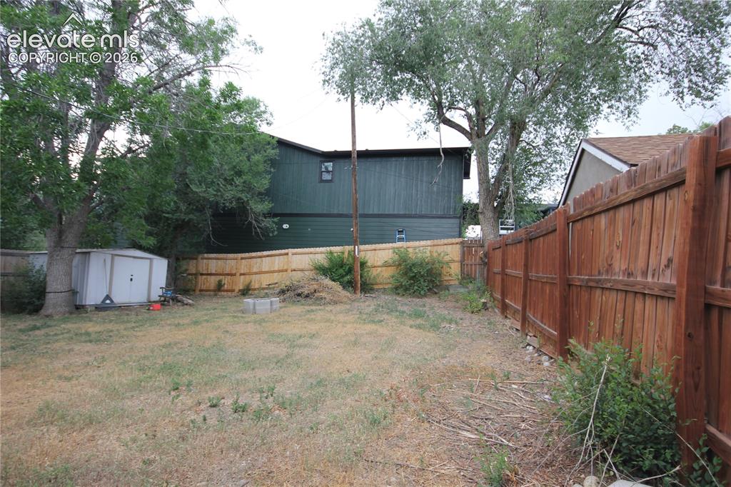 Image 22 of 26: Yard