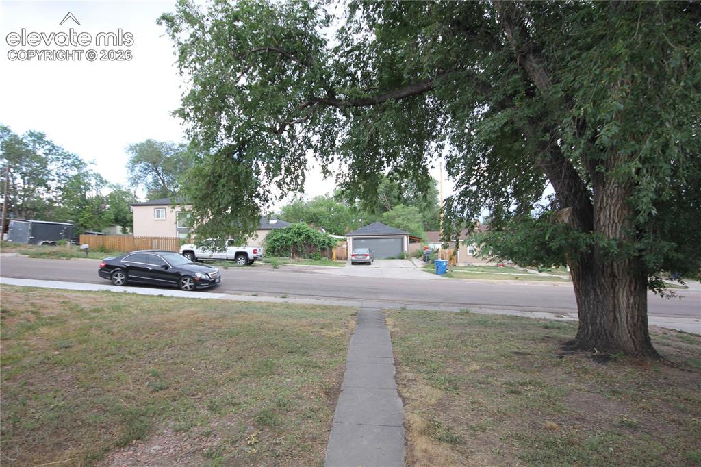 Image 25 of 26: Front yard 