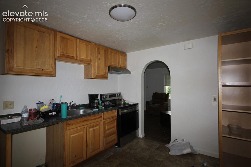Image 6 of 26: Kitchen