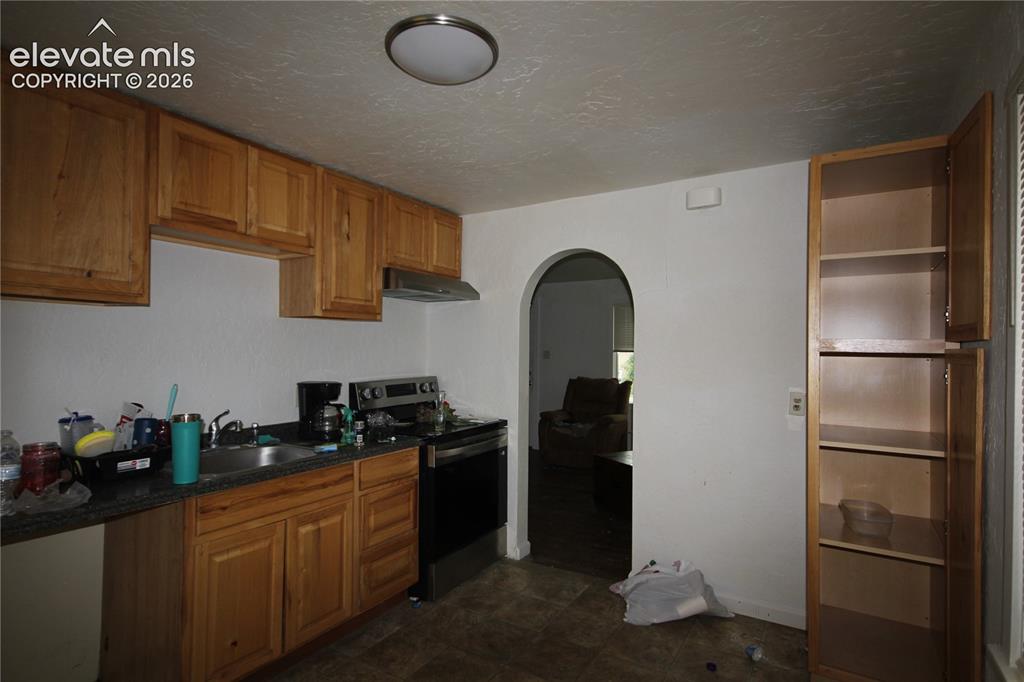 Image 7 of 26: Kitchen