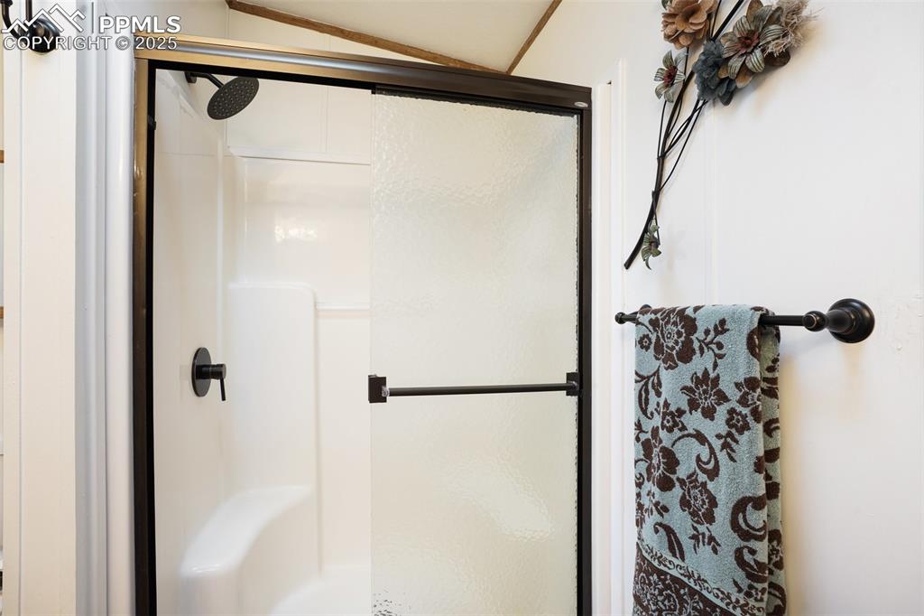 Image 9 of 15: New shower doors and fixtures!