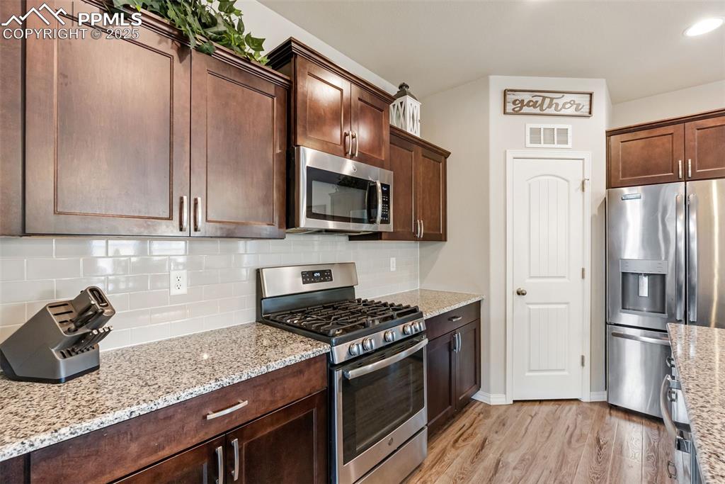 Image 13 of 50: Kitchen