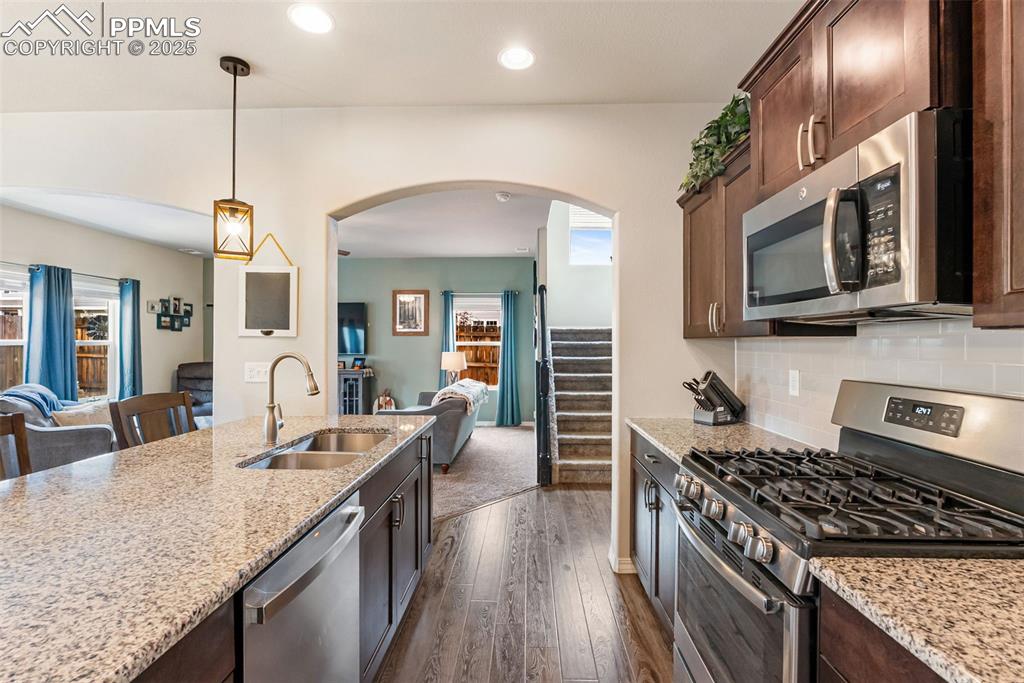 Image 15 of 50: Kitchen