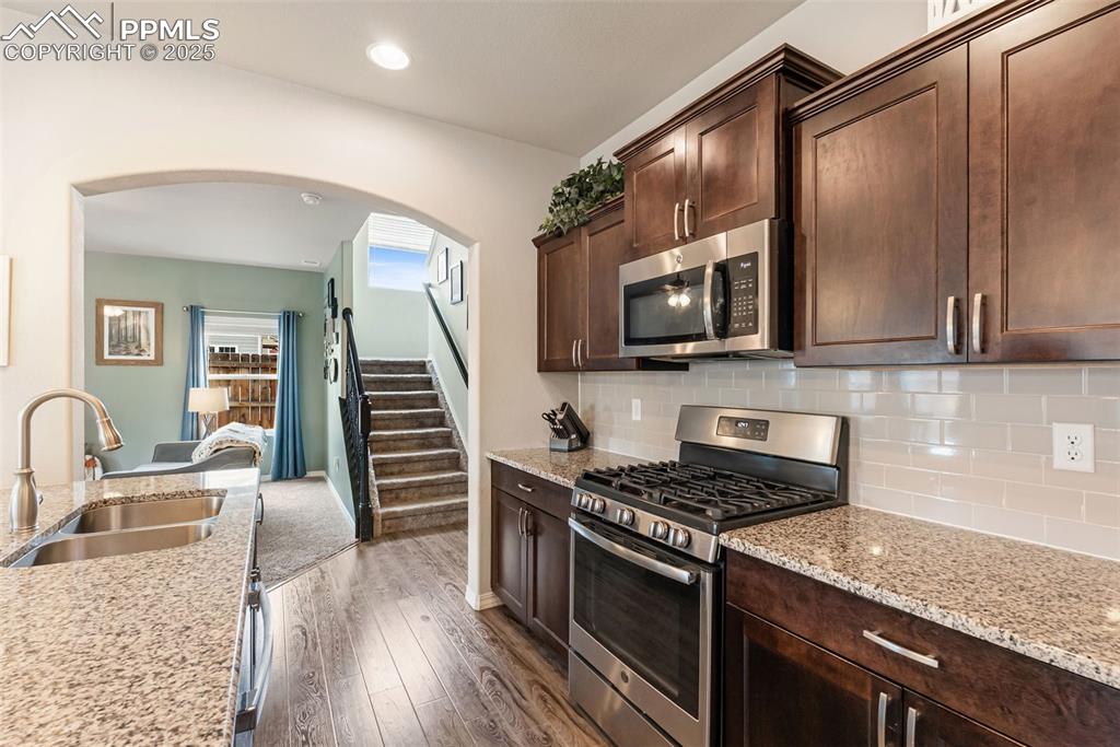 Image 16 of 50: Kitchen