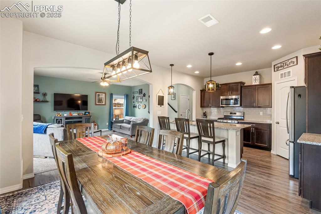 Image 18 of 50: Dining Area