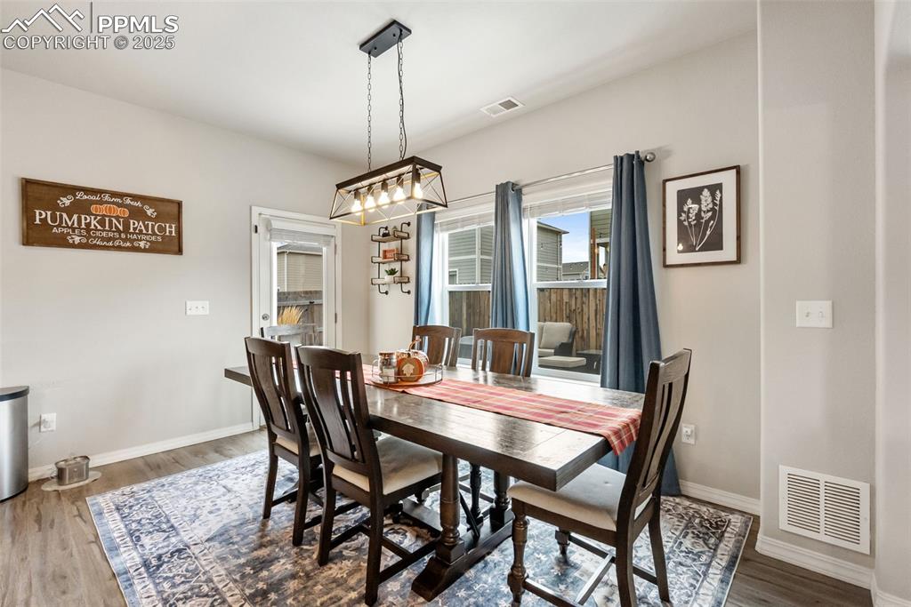 Image 19 of 50: Dining Area