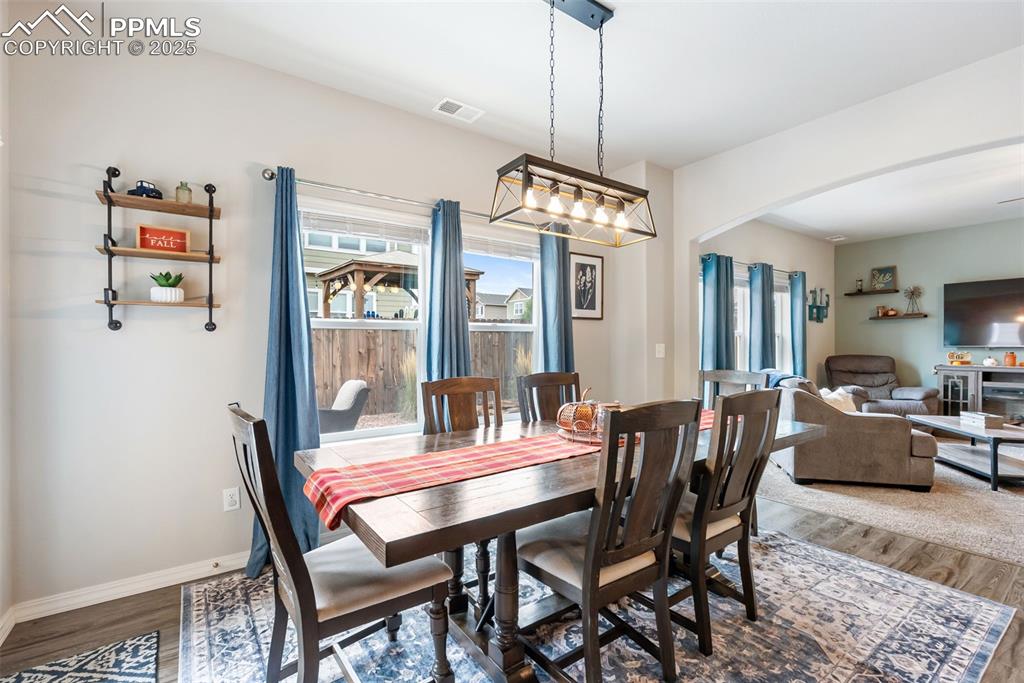 Image 20 of 50: Dining Area