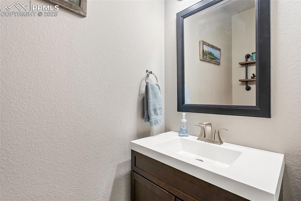 Image 21 of 50: Bathroom